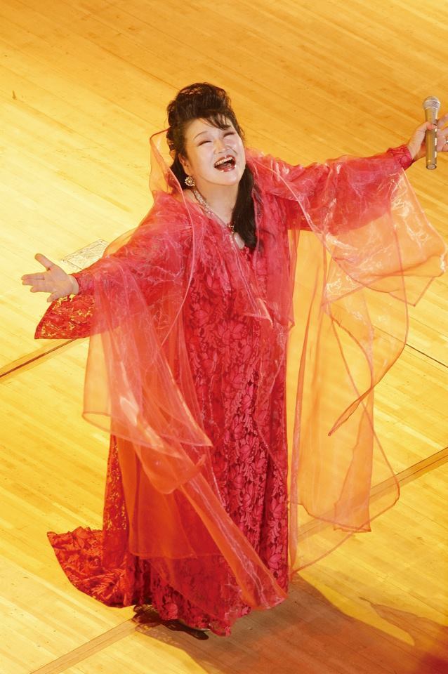 歌っているミネハハ